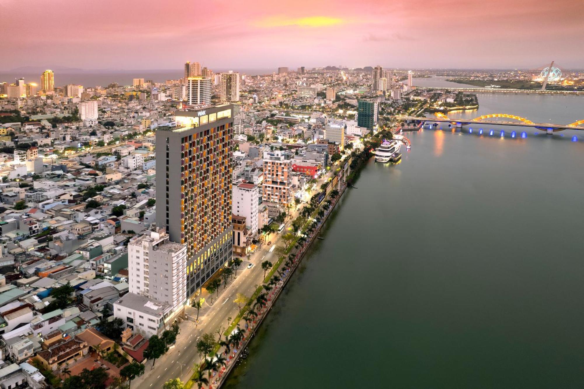Wink Icon Hotel Danang Riverside - Luxury Suites - 24Hrs Stay & Rooftop Pool Bar Dış mekan fotoğraf