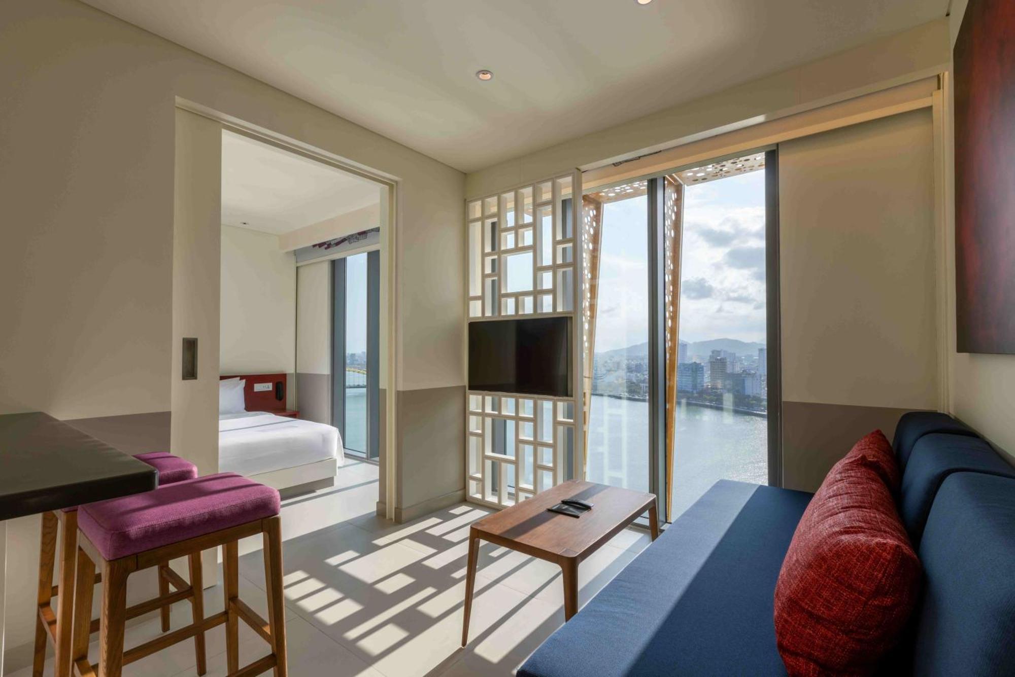 Wink Icon Hotel Danang Riverside - Luxury Suites - 24Hrs Stay & Rooftop Pool Bar Dış mekan fotoğraf
