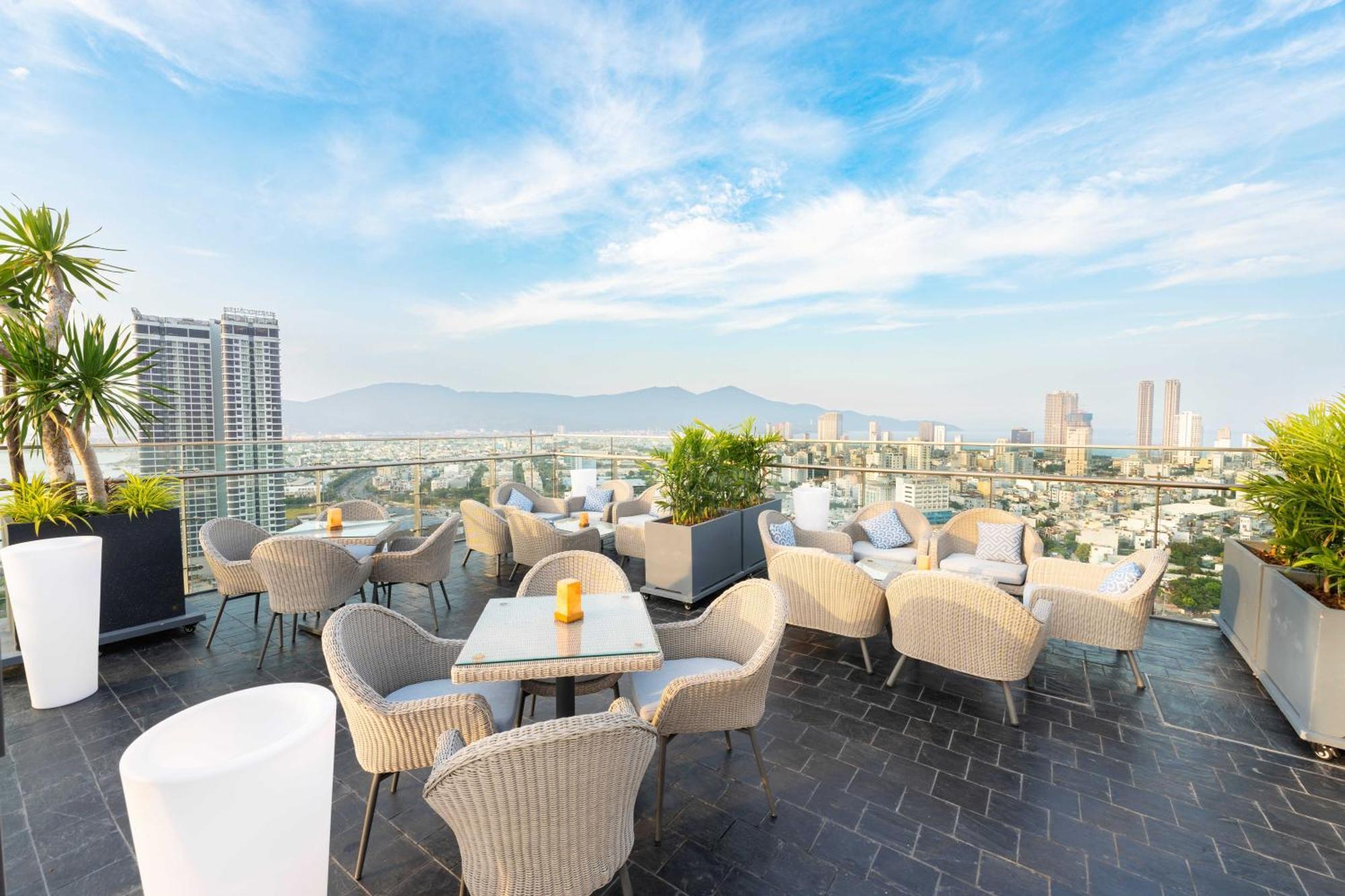 Wink Icon Hotel Danang Riverside - Luxury Suites - 24Hrs Stay & Rooftop Pool Bar Dış mekan fotoğraf
