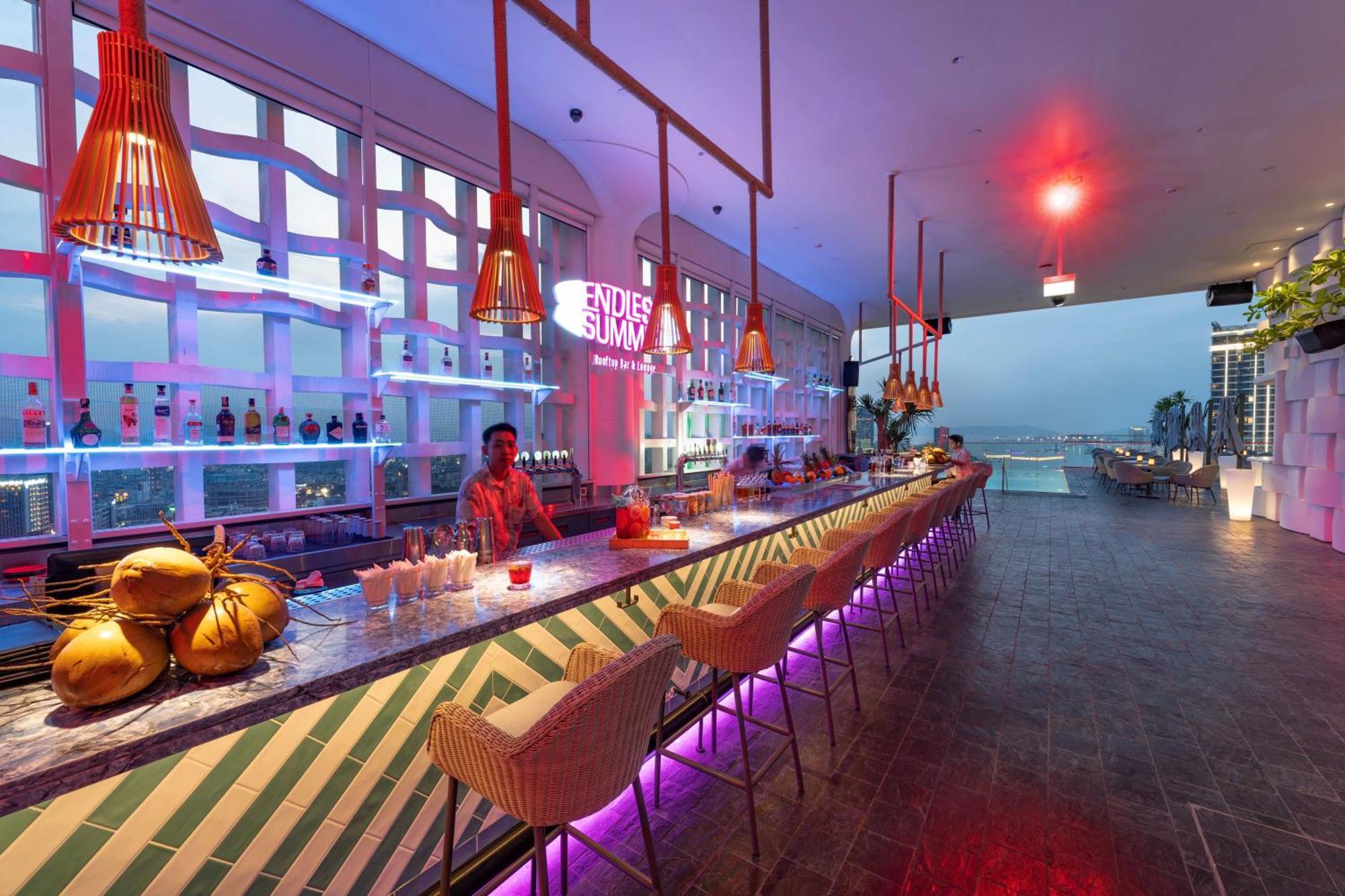 Wink Icon Hotel Danang Riverside - Luxury Suites - 24Hrs Stay & Rooftop Pool Bar Dış mekan fotoğraf