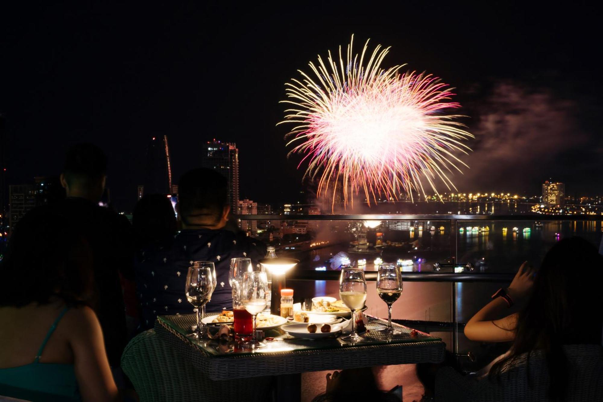 Wink Icon Hotel Danang Riverside - Luxury Suites - 24Hrs Stay & Rooftop Pool Bar Dış mekan fotoğraf